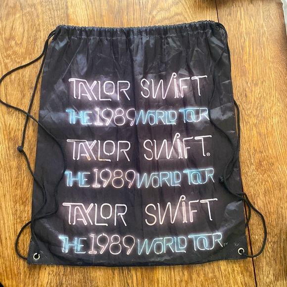Taylor Swift 1989 World Tour Drawstring Bag - Picture 2 of 2